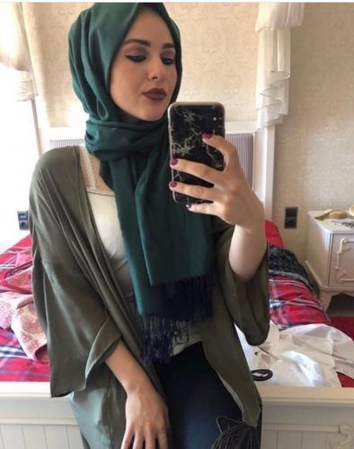 Alev-alev sarışın kız Burçin