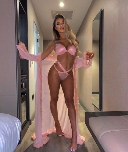 Baştan çıkaran beyaz tenli escort Rezzan