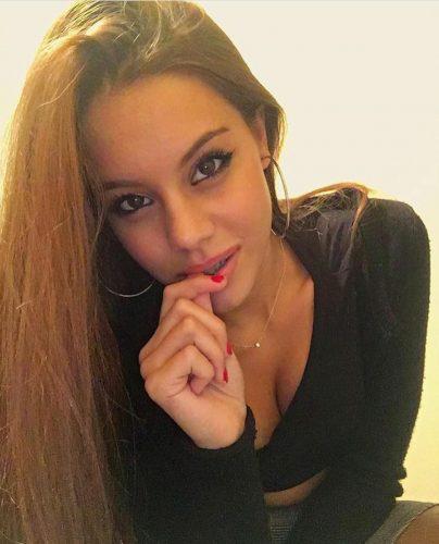 Cıvıl-cıvıl kumral kız Feriha