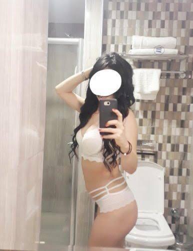 Kıvrak esmer kadın Hande