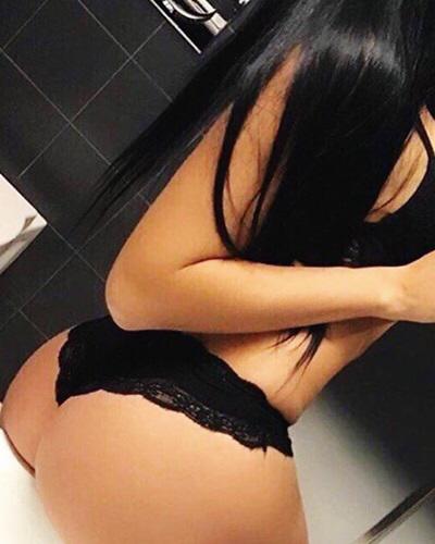 Kıvrak esmer kadın Hande