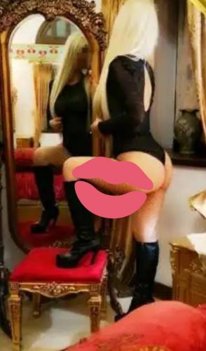 Kıvrak kaprissiz kadın Akife