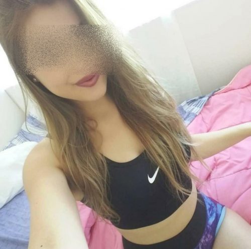 Kıvrak öpüşmeyi seven kız Alarcin