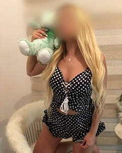 Neşeli otelde buluşan kız Burcu