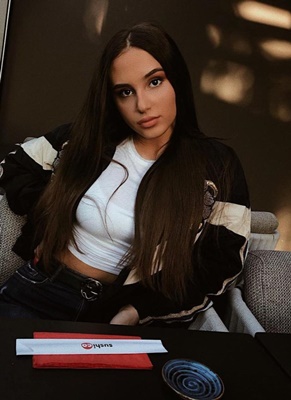 Şık genç bayan Begüm